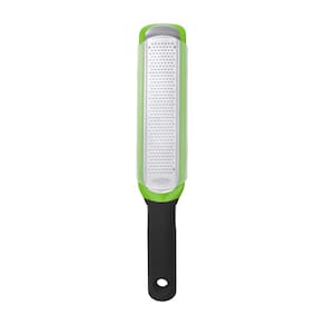 Zester e ralador OXO Good Grips gravados em verde