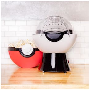 Pipoqueira Elétrica com Tema Pokémon Pokeball, Copo Medidor e Tigela para Servir, 110V, Uncanny Brands, Vermelho e Branco