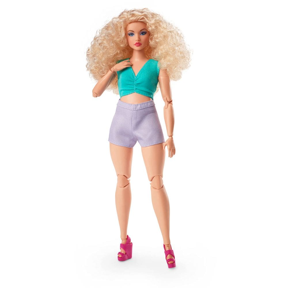 Looks de boneca moderna da Barbie com cabelo loiro encaracolado e shorts lavanda