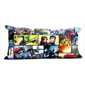 Almofada Avengers HQ - Veludo e Fibra - 20 x 40 cm - Zona Criativa