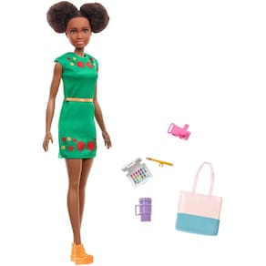 Boneca Barbie Travel Nikki com orelha de gatinho, cabelo castanho e 5 peças