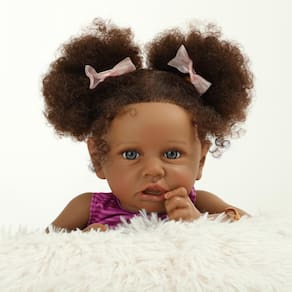 Boneca Reborn Baby Doll Kdudgso Realistic Black 55cm com kit de alimentação