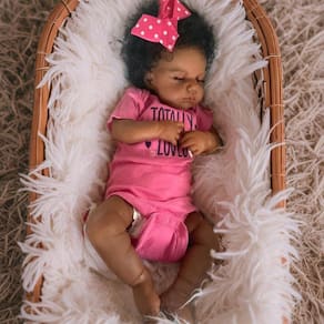 Boneca Reborn Pinky Black Girl 50 cm realista com roupas
