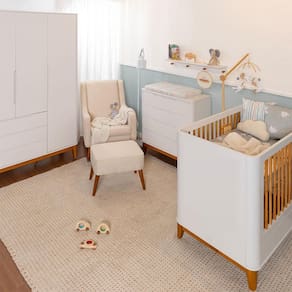 Kit Quarto Infantil Boom com Pés Square - Berço + Guarda-Roupa + Poltrona de Amamentação Balanço Ginga + Puff Ginga + Cômoda 4 Gavetas