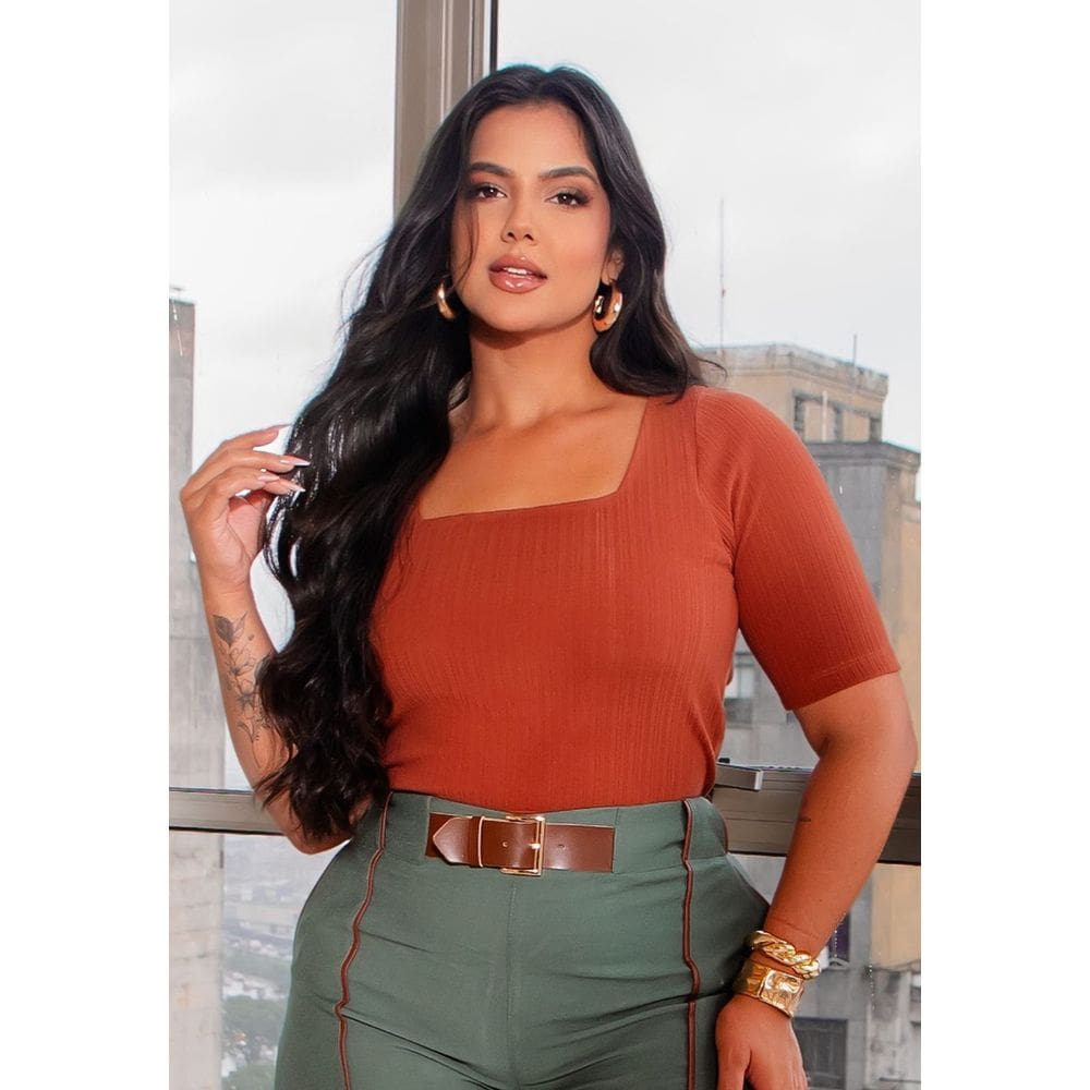 Blusa Plus Size Em Malha Soft Decote Quadrado