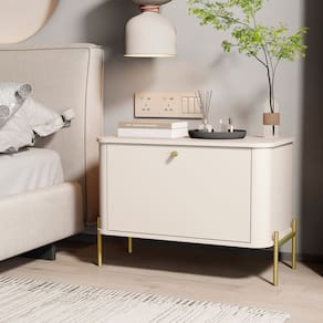 Mesa de Cabeceira Curva Tucupí com Pés e Puxador em Metal Off White/Dourado