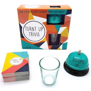 Jogo de cartas Trivia TMD Retail Turnt Up Trivia com copo de 44 ml