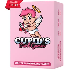 Casais bebendo o jogo de cartas Cupid`s para encontros noturnos para adultos