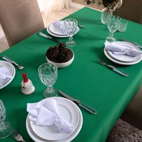 Toalha De Mesa Basic Lisa Oxford Decoração 2,00m X 1,40m Para 6 Lugares Verde 100% Poliéster