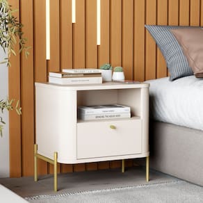 Mesa de Cabeceira Curva Tucupí Slim com Pés e Puxador de Metal OffWhite/Dourado