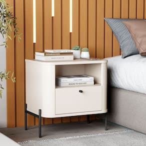 Mesa de Cabeceira Curva Tucupí Slim com Pés e Puxador de Metal OffWhite/Preto