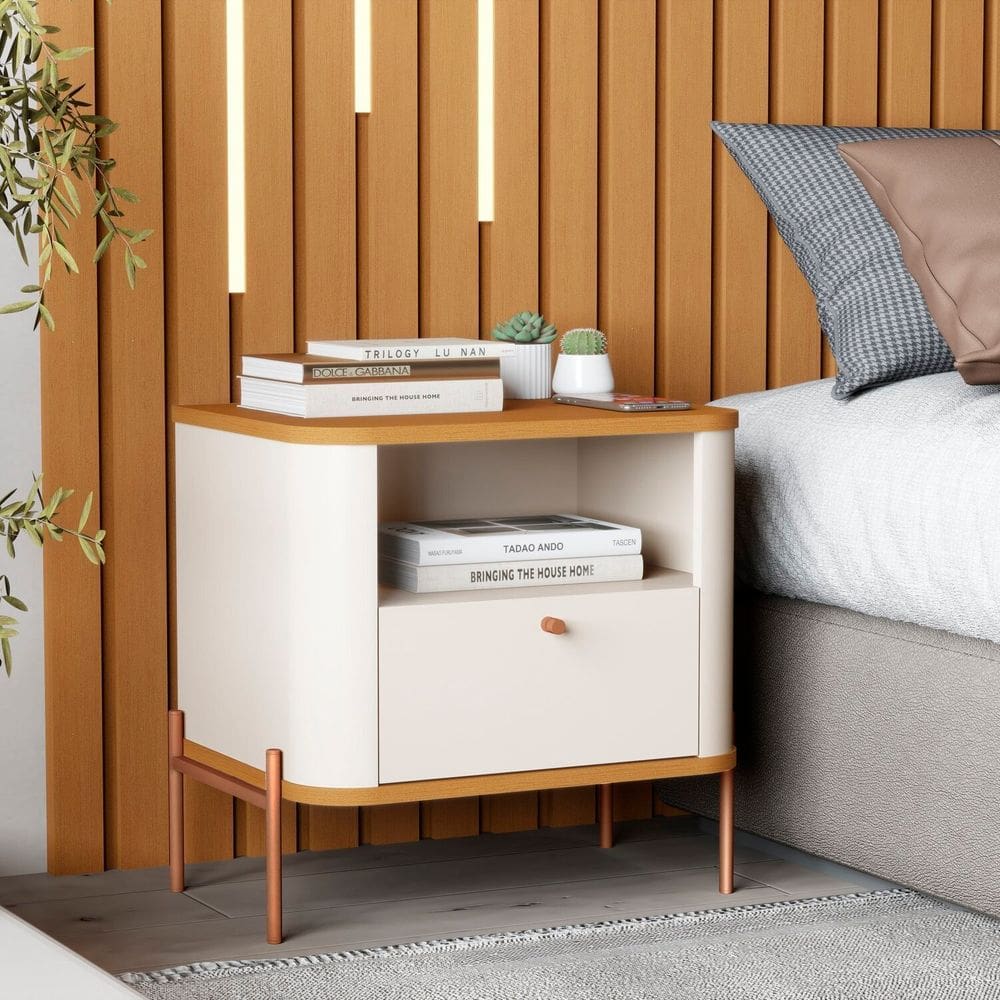 Mesa de Cabeceira Curva Tucupí Slim com Pés e Puxador de Metal Off White/Marrom/Bronze