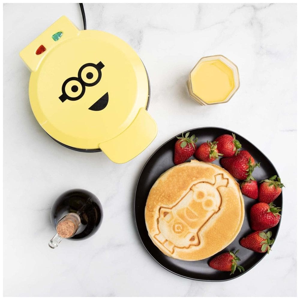 Máquina de Waffle, Tema Minions Kevin com Revestimento Antiaderente, 110V 900W, Uncanny Brands, Amarela