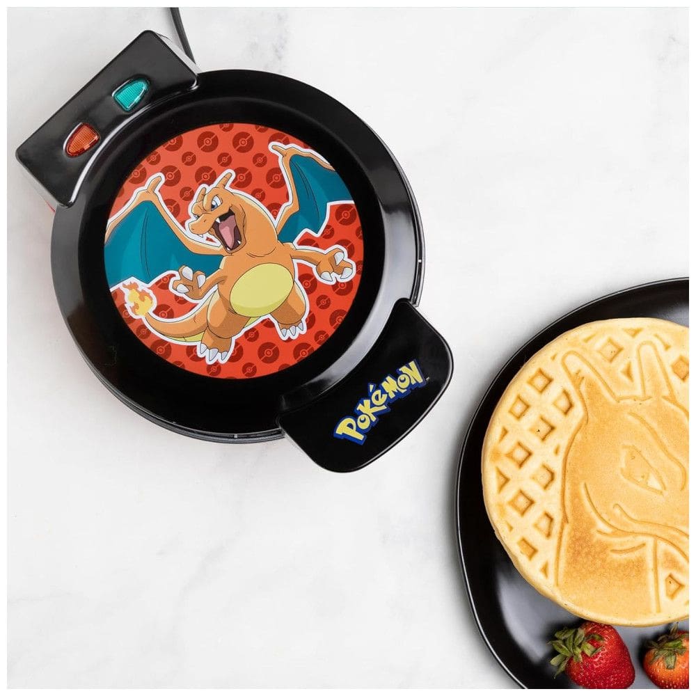 Máquina de Waffle, Tema Pokémon Charizard com Revestimento Antiaderente, 110V 900W, Uncanny Brands, Preto