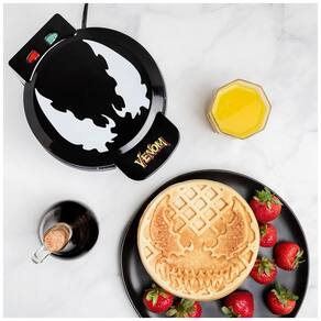 Máquina de Waffle Tema Marvel Venom com Revestimento Antiaderente, 110V 900W, Uncanny Brands, Preta