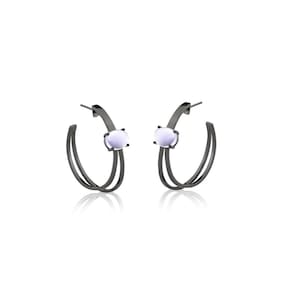 Argola Duas Voltas E Pedra Oval Cabochão Folheada A Ródio