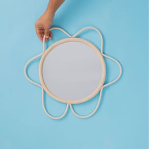 moldura com espelho decorativa de parede flor com textura rattan - Oikos