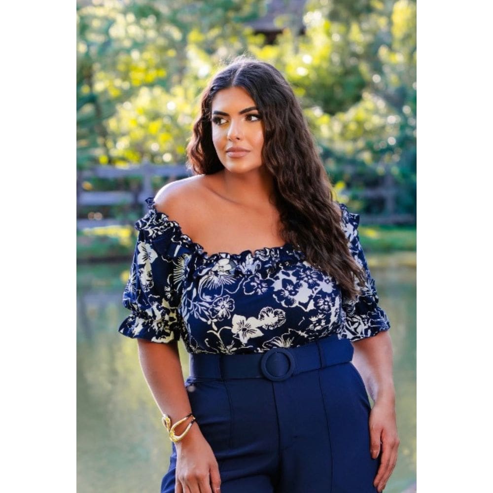 Blusa Ombro a Ombro Floral Plus Size em Viscose