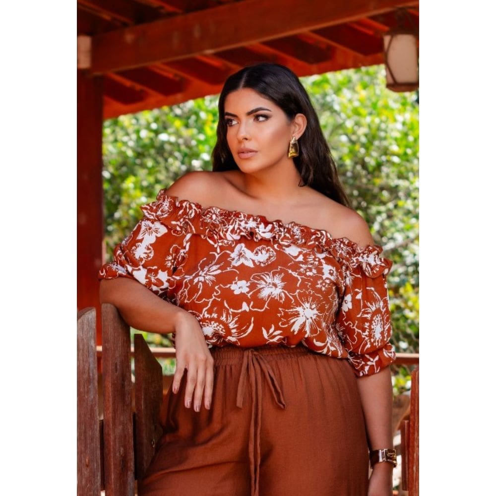 Blusa Ombro a Ombro Floral Plus Size em Viscose