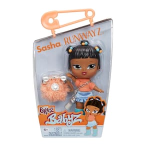 Boneca fashion Bratz Babyz Runwayz Sasha com moda real