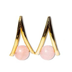 Brinco em V Bolinha Quartzo Rosa Tarracha Dourado REF BV7290