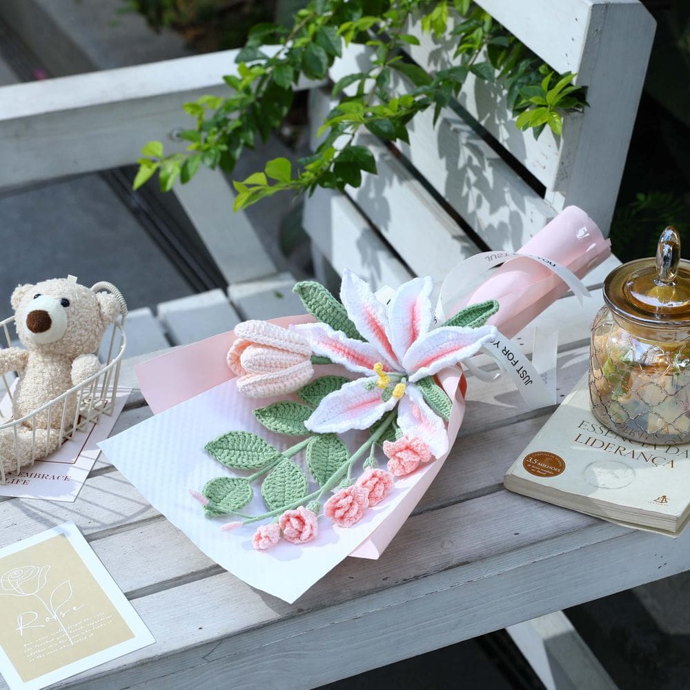 Buquê de flores YOOJEE Crochet Ombre, lírios brancos e tulipa rosa