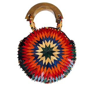 Bolsa Artesanal Madeira Redonda Colorida Alça de Mão