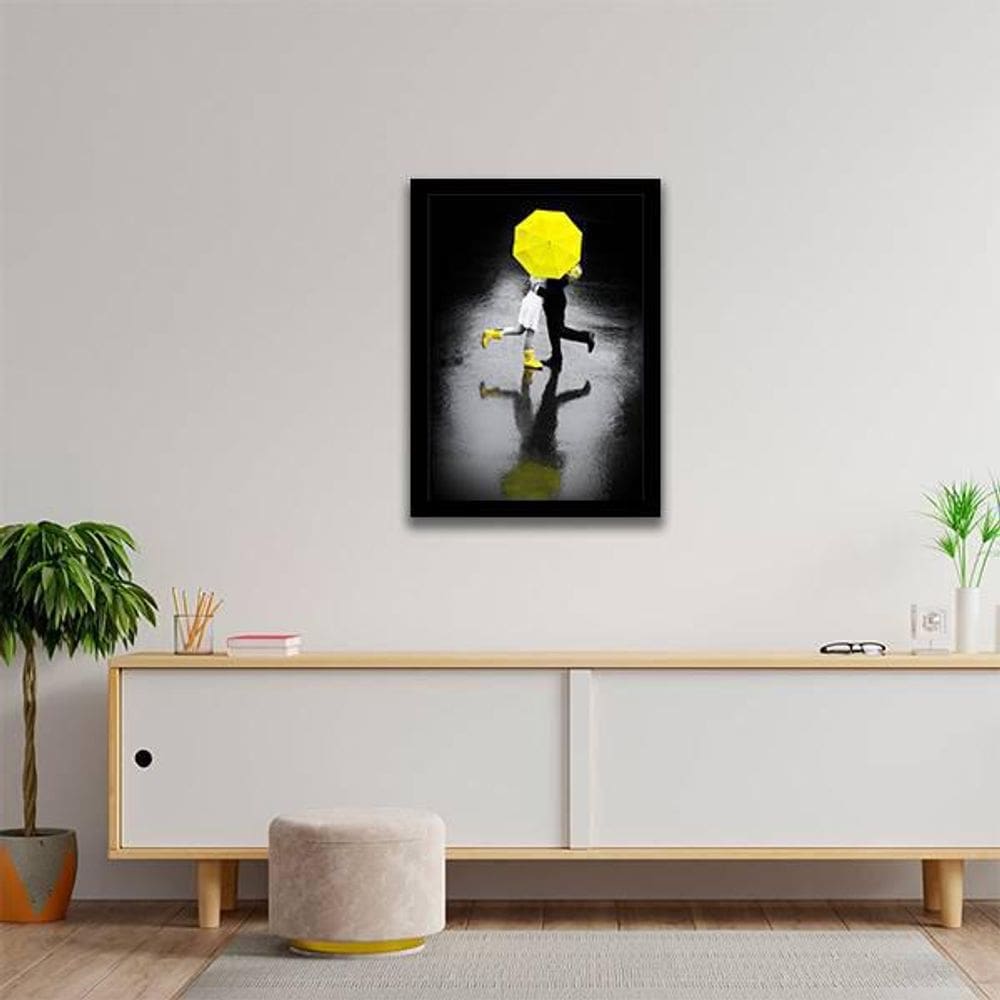 Quadro Decorativo Casal Na Chuva Com Sombrinha Amarela