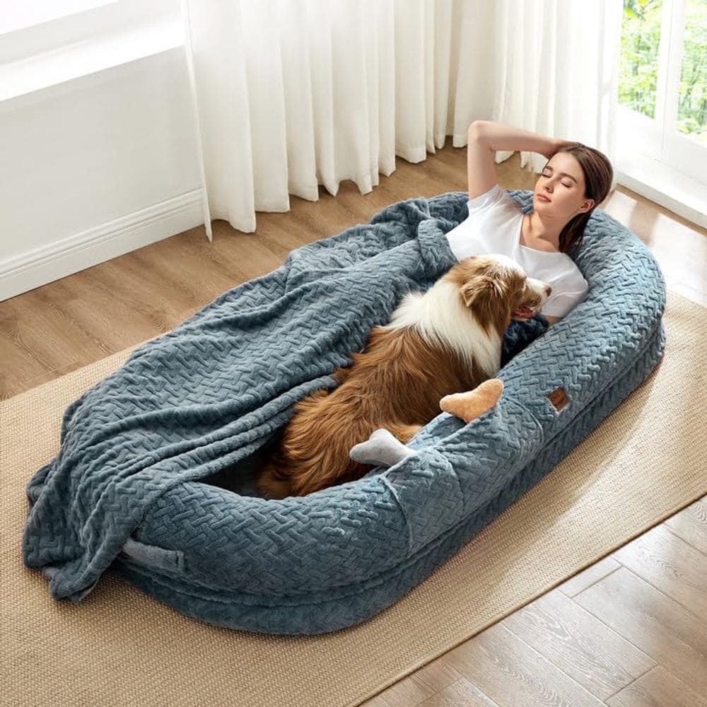 Cama para cães humanos ChixNuggle Luxury Faux Fur Giant com cobertor
