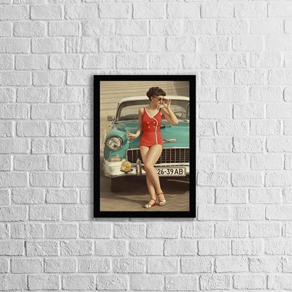 Quadro Mulher Com Carro Dos Anos 50 33X24Cm - Moldura Preta