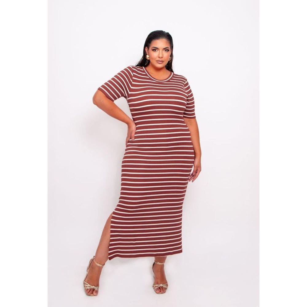 Vestido Plus Size Listrado com Fenda e Forro