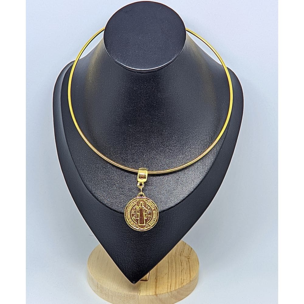 Colar Choker feminino elo aro rígido Liso com Pingente Medalha São bento Gargantilha religiosa folheado ouro dourado