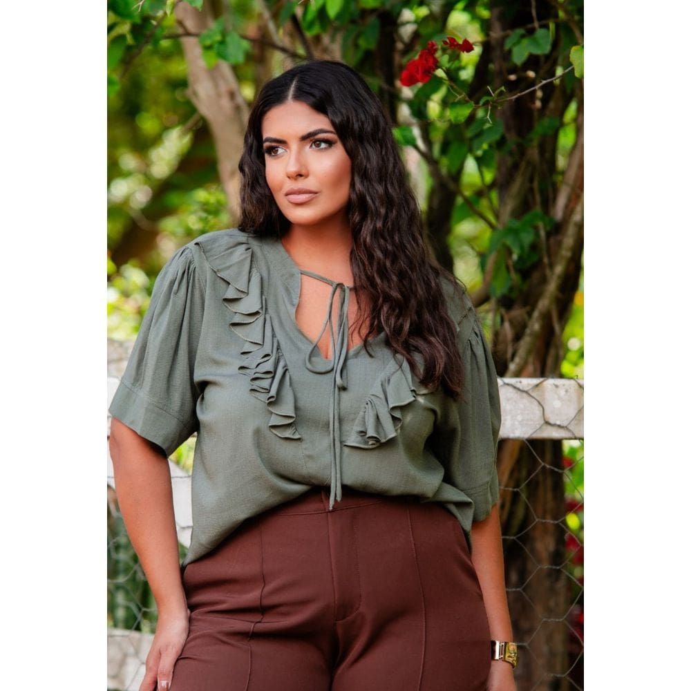 Blusa Plus Size com Babado e Decote V