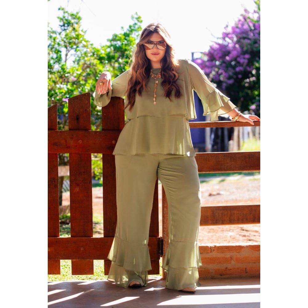 Conjunto Liso Plus Size Blusa e Calça com Babado