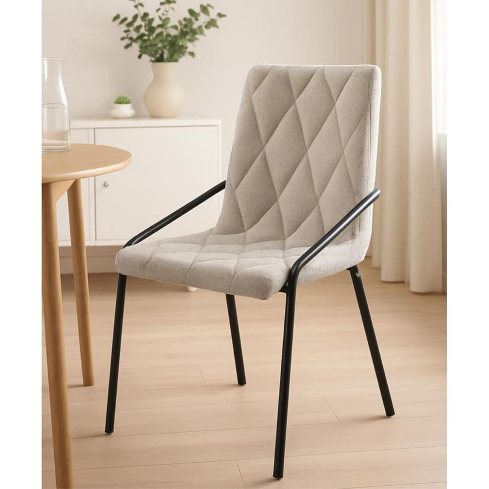 Cadeira Estofada com Costura Decorativa e Base em Aço Carbono Pintura Epóxi – Yara Exclusiva