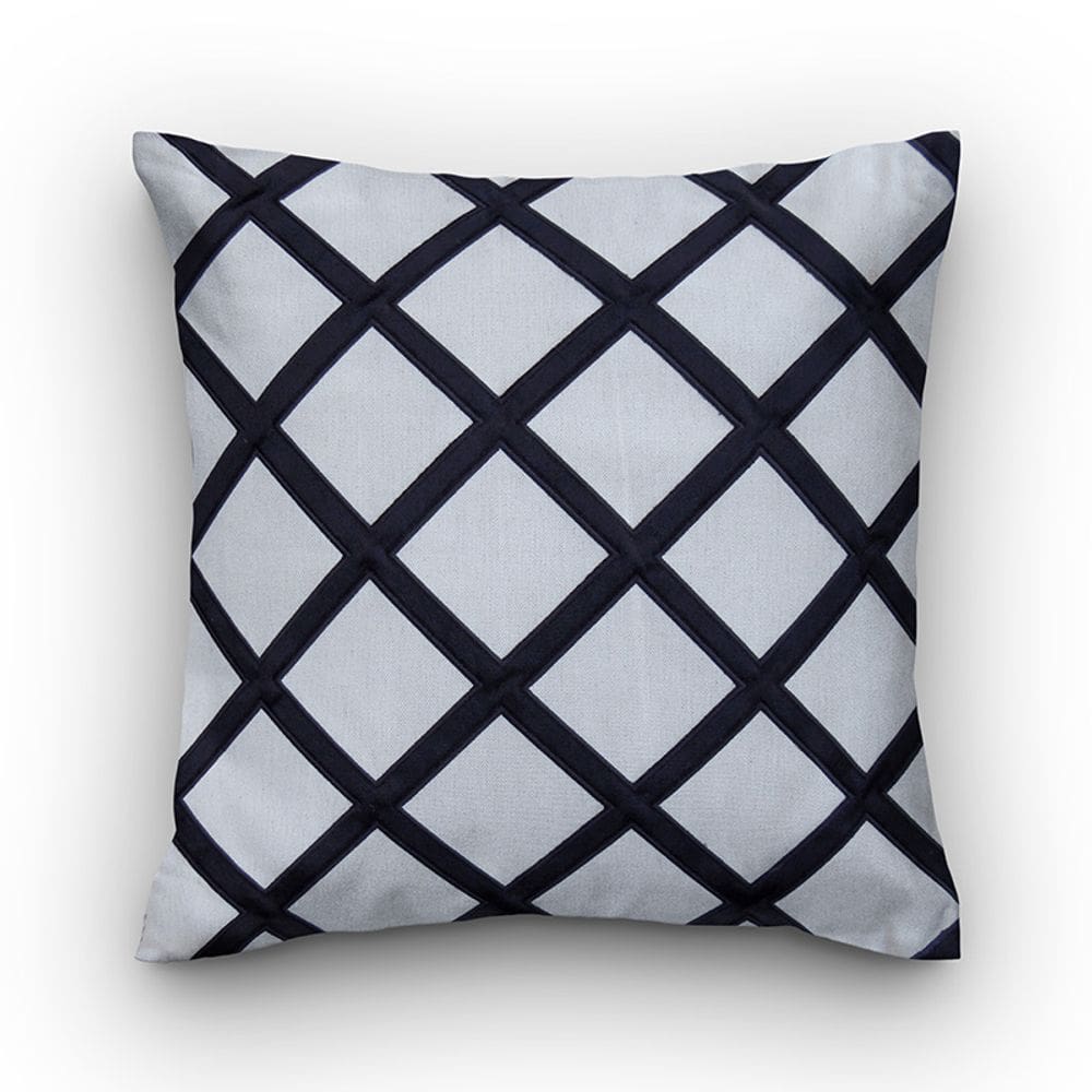 Capa de almofada VivaIN bordada com x preta