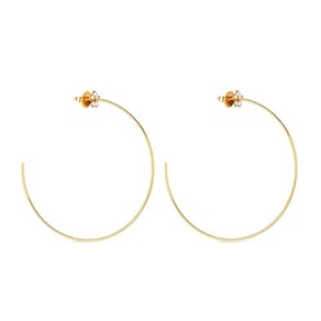 Brinco Dourado Grande De Argola Detalhe De Flor Em Strass