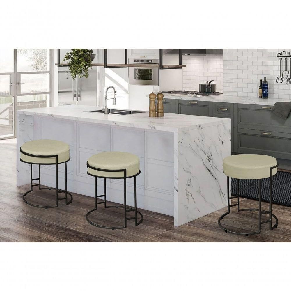 Puff Decorativo Sarah Sala E Recepção Metal Preto Em Veludo