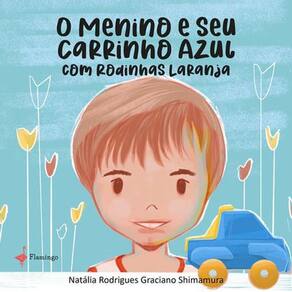 O menino e seu carrinho azul com rodinhas laranjas