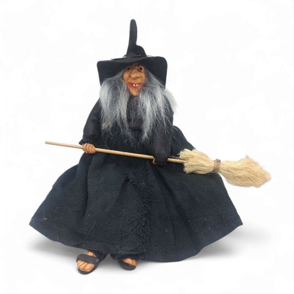 Enfeite Bruxa com Vassoura para Pendurar Vestido Preto 38 cm