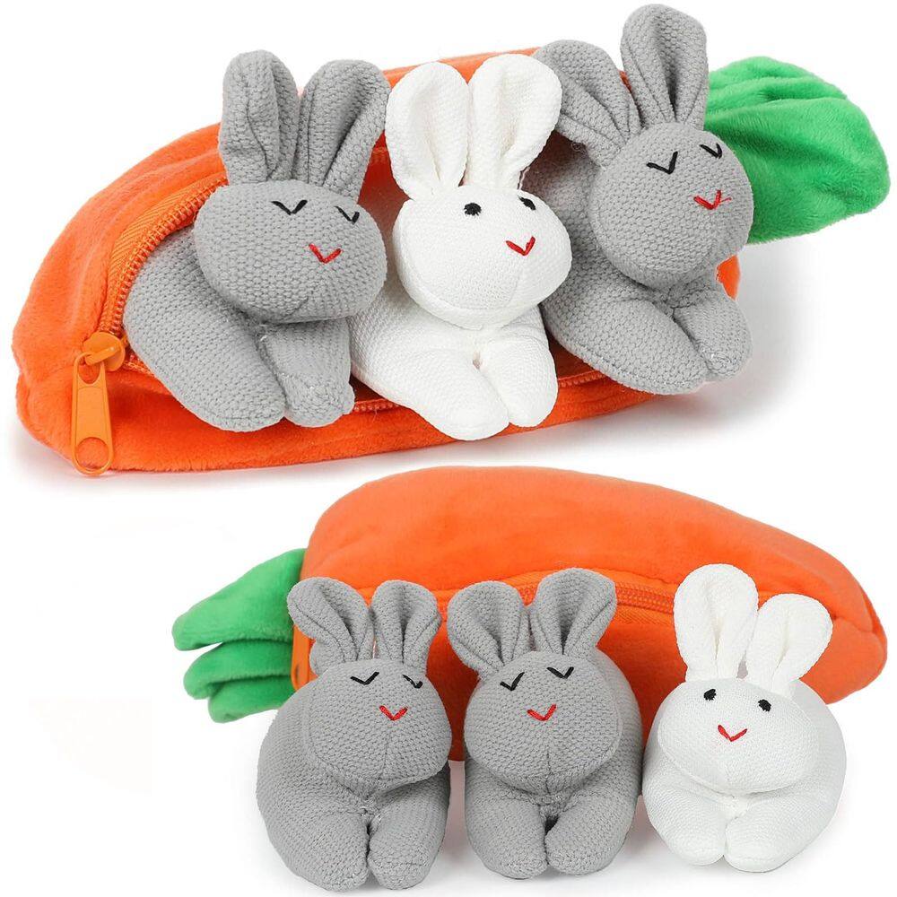 Coelhinhos de esconde-esconde de bichos de pelúcia em bolsa de cenoura na Páscoa