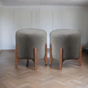 Kit 2 Puff Decorativo Para Sala Redondo Luxo Dallas Suede Cinza