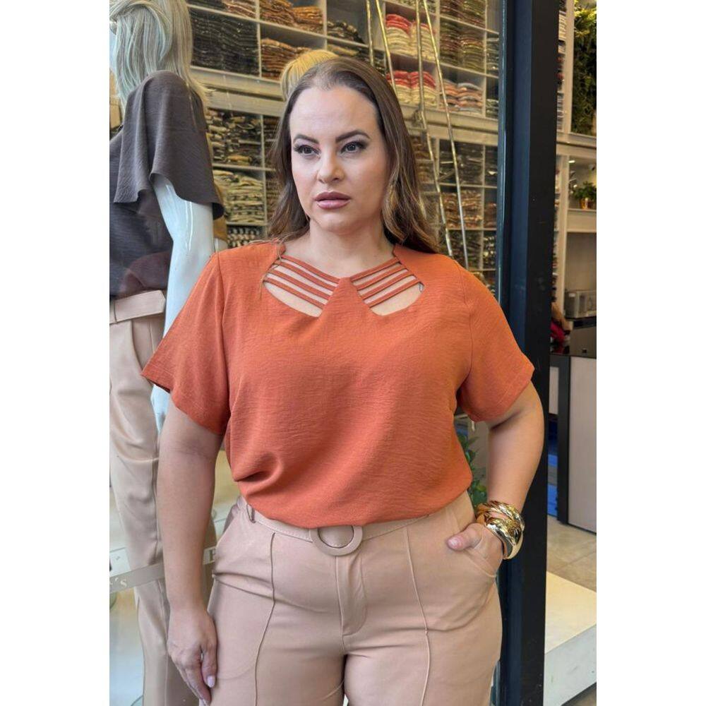 Blusa Plus Size com Decote Vazado e Manga Curta