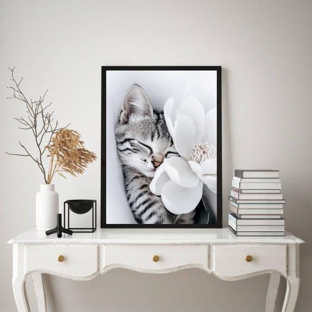 Quadro Decorativo Gatinho Com Flor Branca 45X34Cm