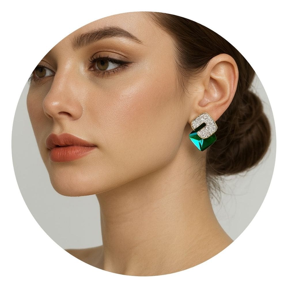 Brinco Luxo Geométrico com Cristais Verdes Zircônias Strass
