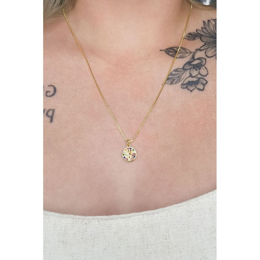 Colar Com Pingente Pequeno Em Circulo Com Árvore Da Vida Com Zircônias Coloridas Banhado em Ouro 18k