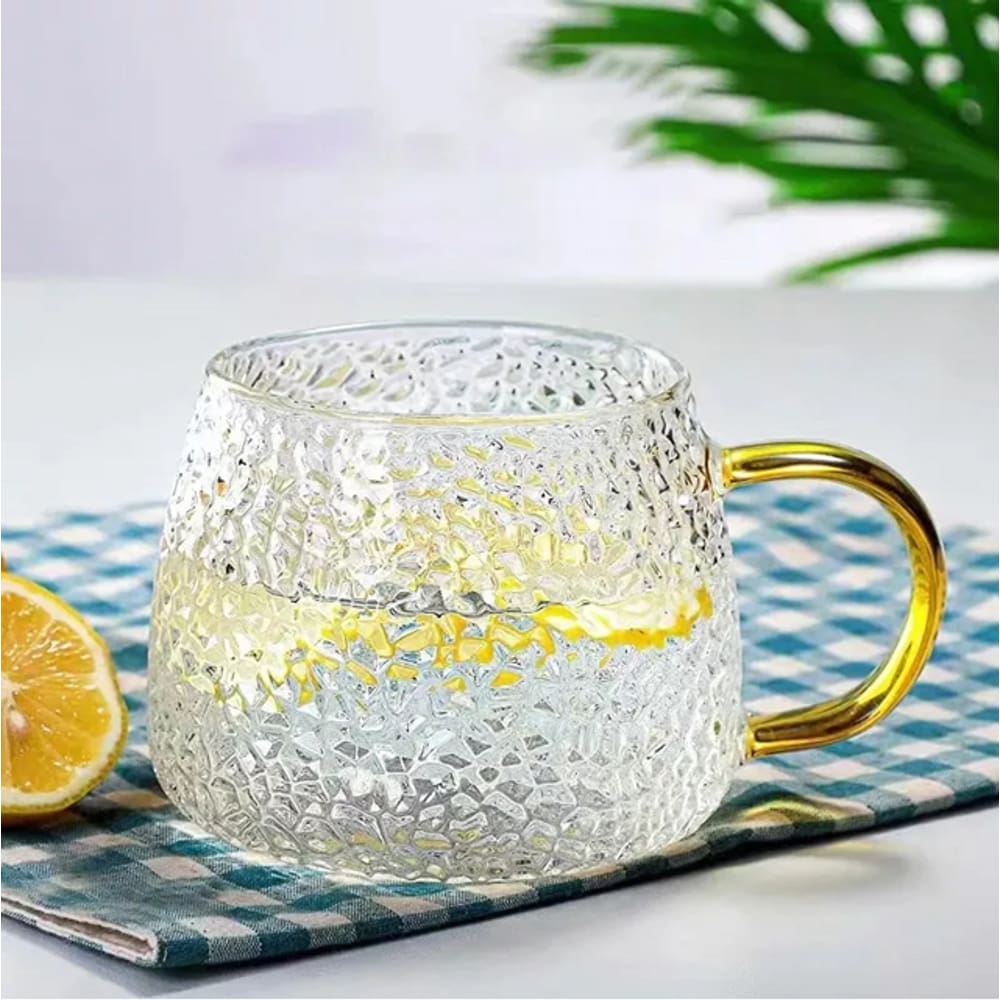 Xícara de Vidro Elegante Texturizada com Alça Dourada 420ml