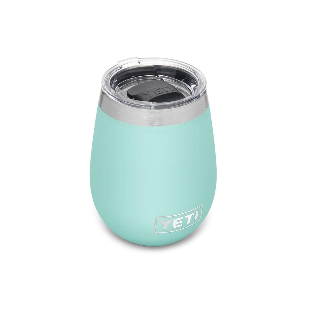 Copo de vinho YETI Rambler 300 ml de espuma marinha isolada a vácuo