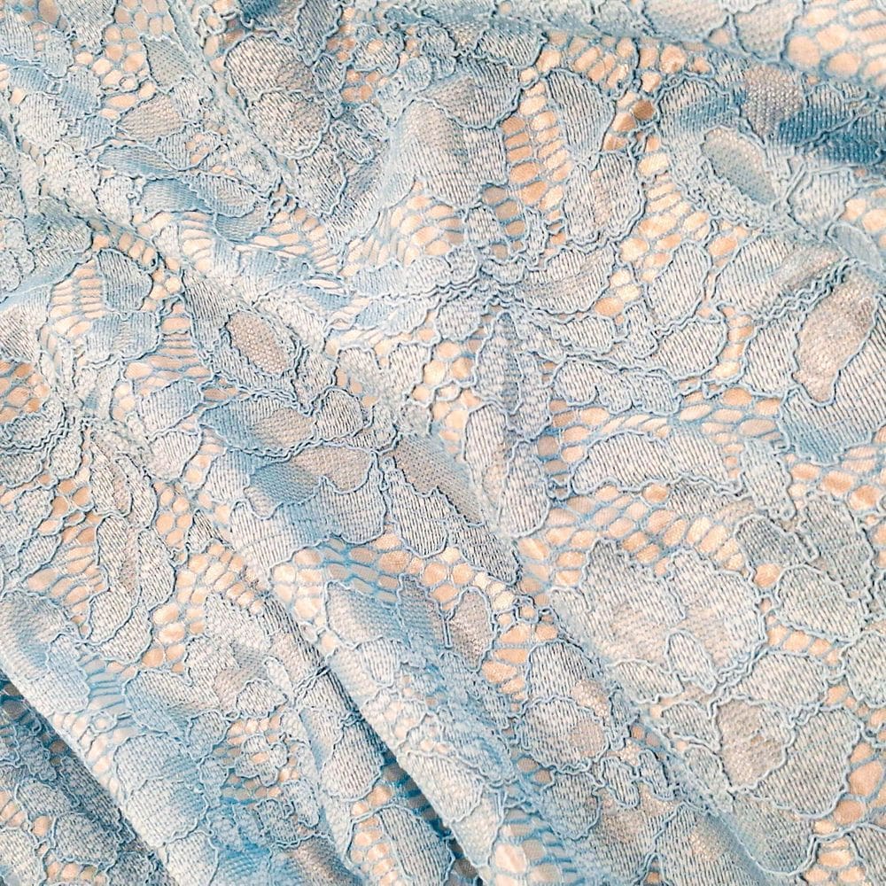 Rolo 2 Metros Renda Suiça Forrada 95% Poliéster 5% Poliamida