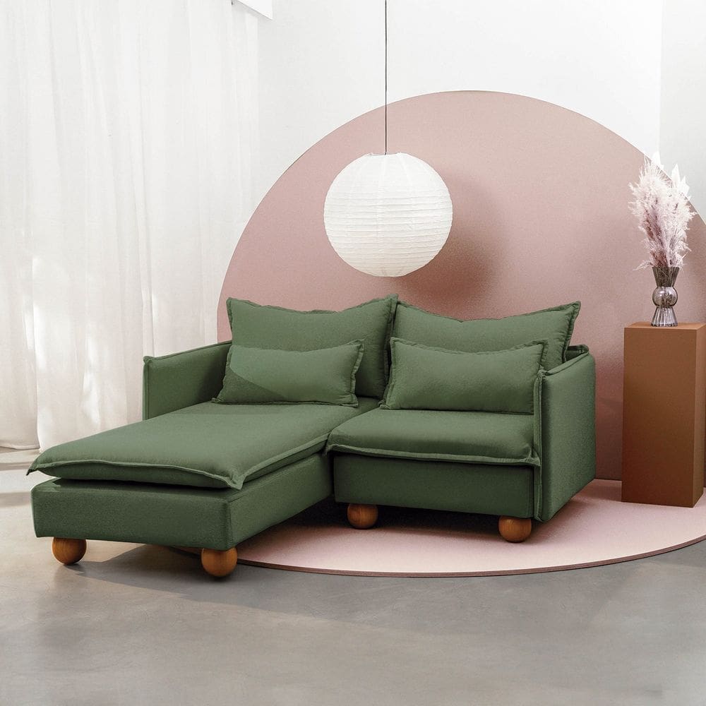 Sofá Modular 2 Lugares com Chaise e Pé Bolinha Sôma Cabecasa Madeiramadeira Verde